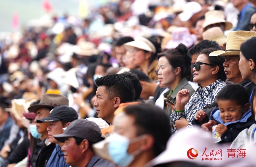 观看比赛的当地群众和游客。人民网记者 甘海琼摄